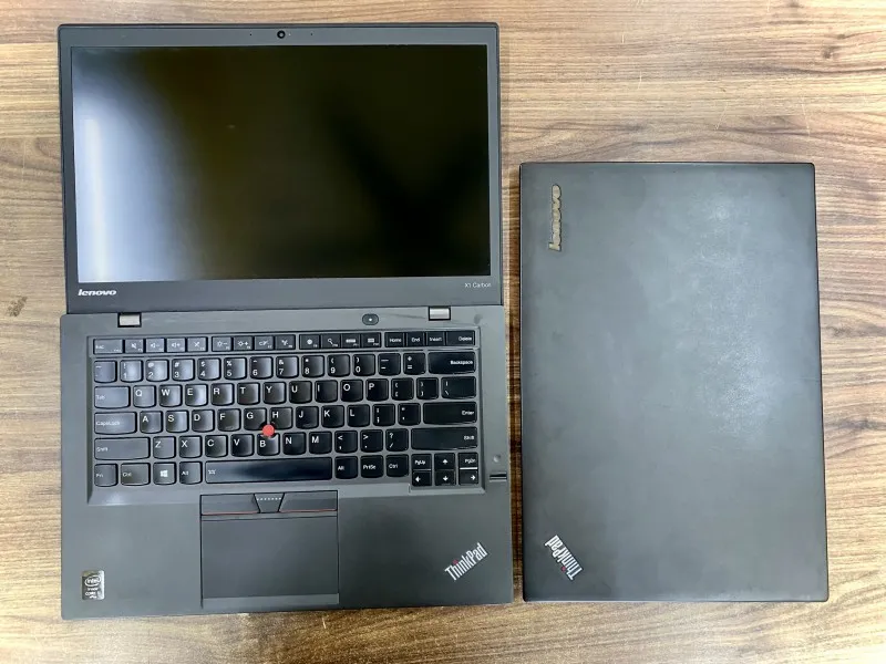Mặt trước của Lenovo ThinkPad X1 Carbon Gen 3 