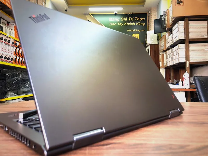 Thiết kế sang trọng, bền bỉ của ThinkPad X1 Yoga Gen 4