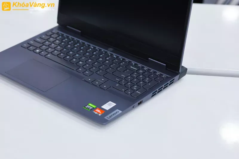 Touchpad trên Lenovo LOQ 15APH8 với thiết kế rộng rãi
