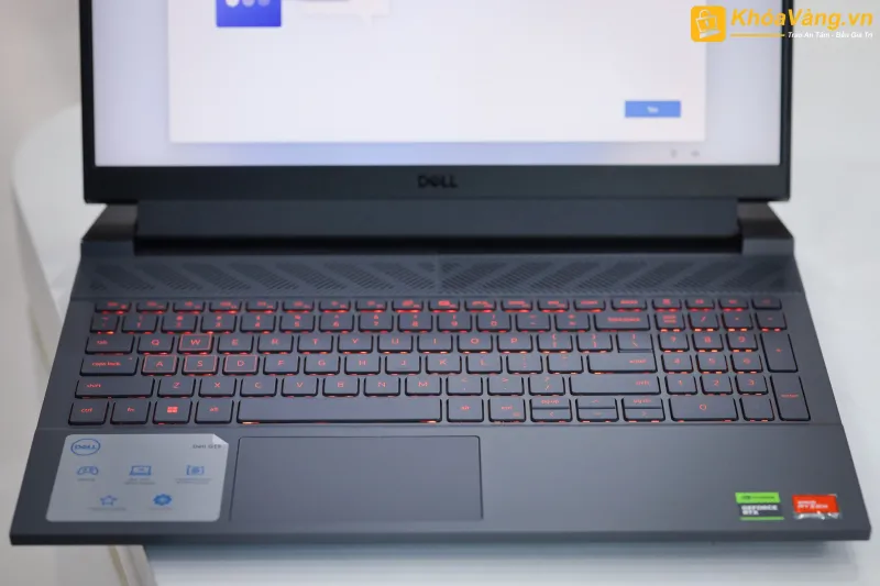Bàn phím fullsize, LED đỏ cá tính trên Dell Gaming G15 5535 