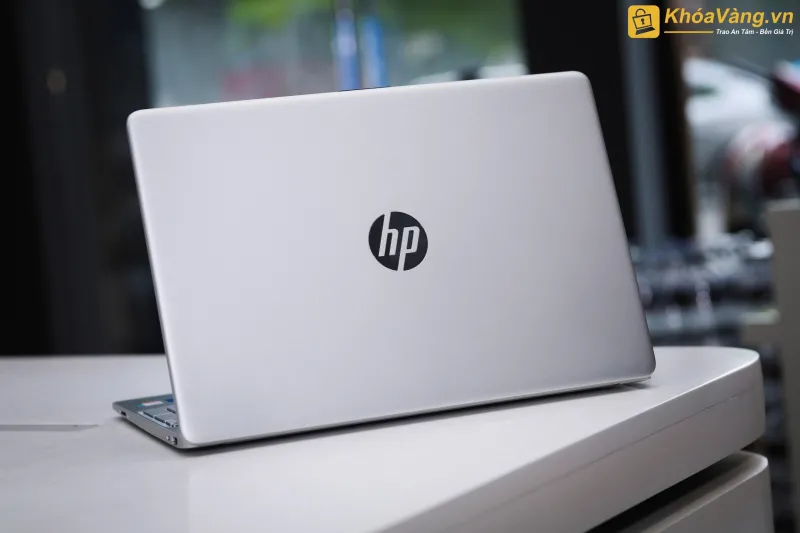 HP 15s-fr5005TU Core i7-1260P - Mặt lưng với logo HP nổi bật